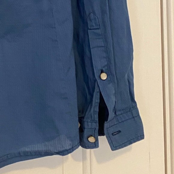 LIGHTWEIGHT ATHLETIC BUTTON UP SHIRT- MEDIUM - Picture 4 of 5